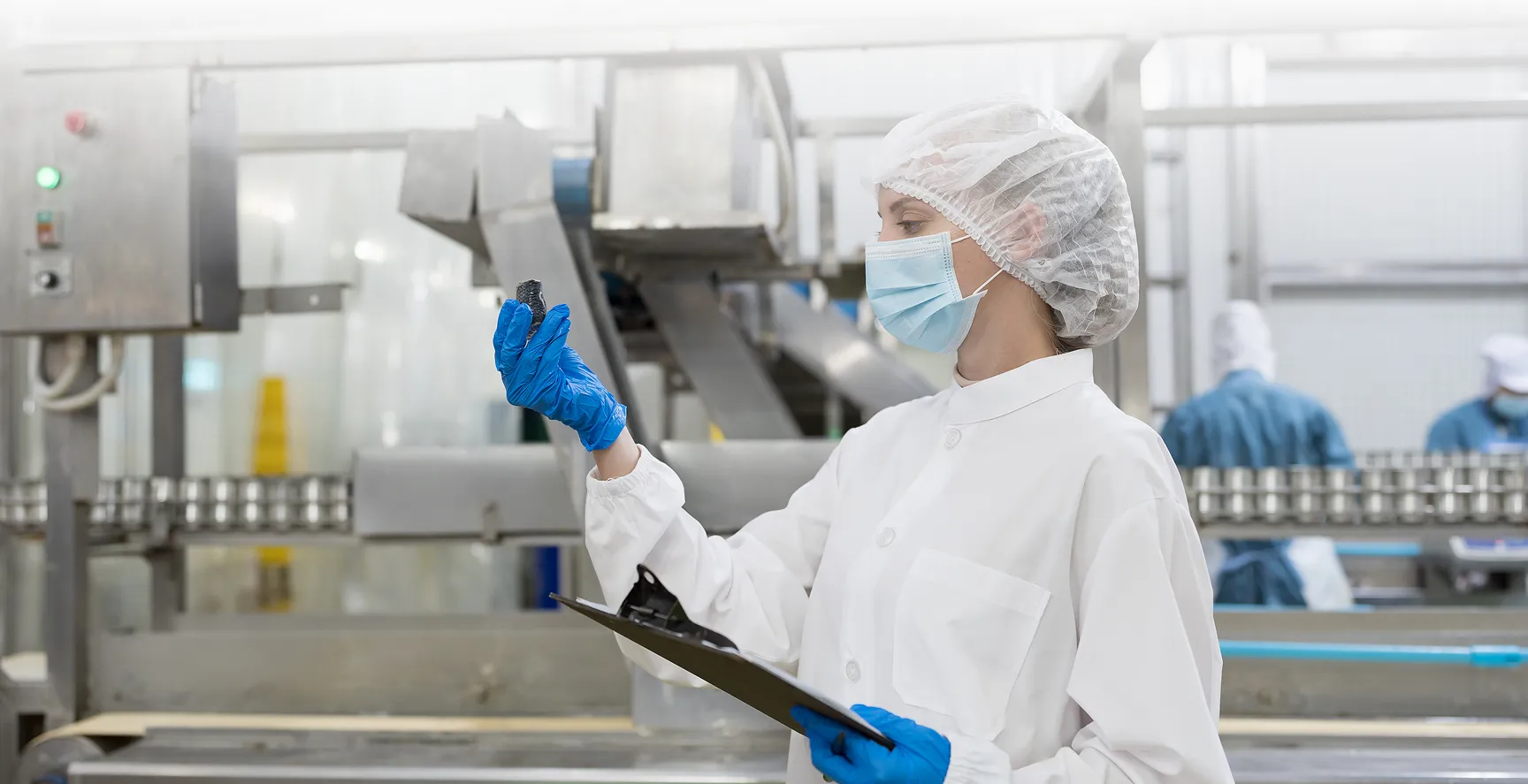 Lebensmittelproduktion – Mitarbeiterin in der Fabrik
